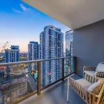 Luxury Downtown 2 Bedroom With Skyline Panorama