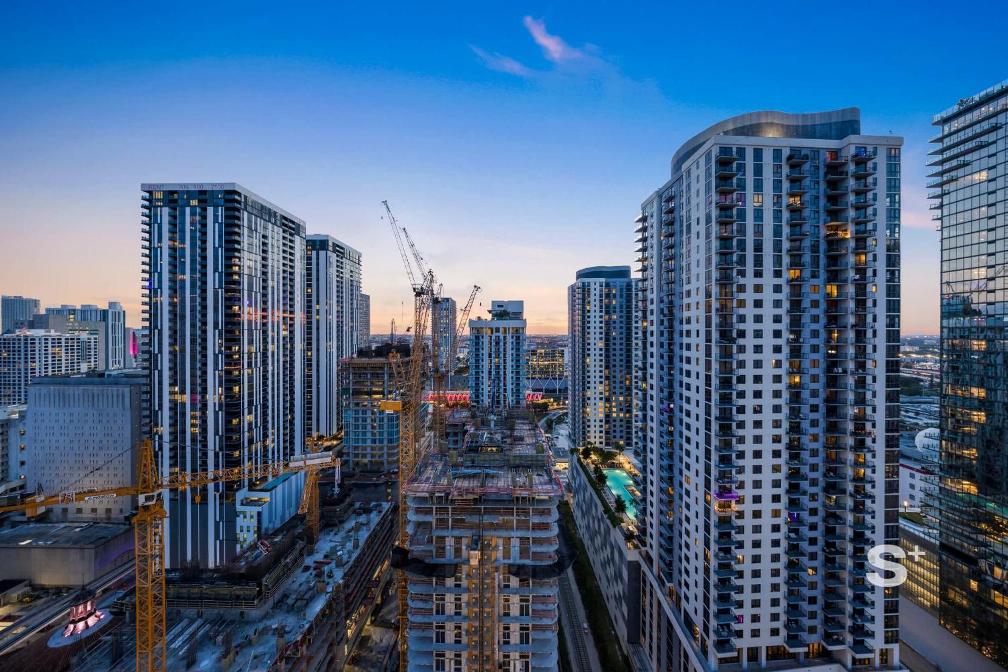 Luxury Downtown 2 Bedroom With Skyline Panorama *
